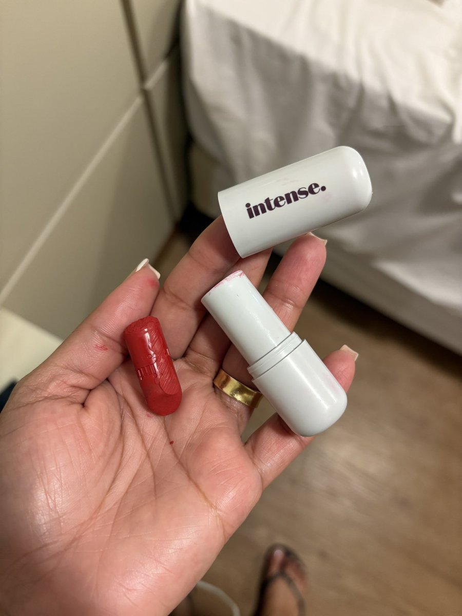 linesbeatriz's tweet photo. gente eu comprei esse batom da @oBoticario tem nem uma semana, caro e hoje eu abri pra usar e o trem caiu assim na minha mão sem cair no chão… sinceramente um batom caro demais pra estragar sozinho https://t.co/2pNasURamd