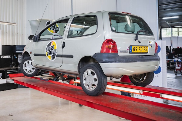 VIDEO: Gaat Joy, onze rookie, de door de wol geverfde Michiel en Frank de oren wassen door ze te leren hoe je met weinig geld wél een goede auto koopt? autoweek.nl/autotests/arti…