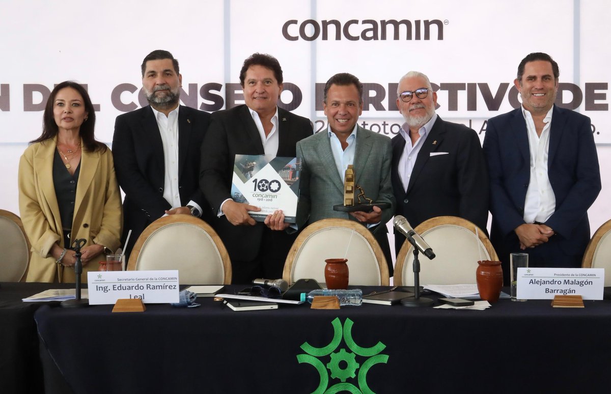 En su intervención durante la reunión de Consejo Directivo de la Confederación, el gobernador de #Jalisco, Pablo Lemus Navarro, <a href="/PabloLemusN/">Pablo Lemus Navarro</a>, dio la bienvenida al Estado al líder de la industria, Alejandro Malagón, <a href="/AMalagonB/">Alejandro Malagon B</a>, y a todos los industriales que asistieron a este