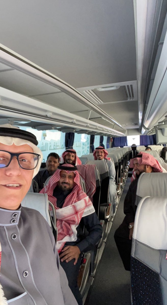 mohd_albuainin's tweet photo. رحلتي مع السياحة من الشغف إلى الاحتراف ..

لم تكن رحلتي في عالم السياحة مجرد خيار مهني، بل قصة شغف بدأت منذ عام 1995، حينما كنت شابًا شغوفًا بمدينتي #الجبيل، حريصًا على أن يُبصر زوارها جمالها خلف تاريخ تليد وحاضر زاهر، وهي مدينة التاريخ والبحر واللؤلؤ والنفط وصولاً إلى أنها حالياً من أكبر المدن الصناعية في العالم.

كنت أرافق الوفود الرياضية والمدرسية التي تُعسكر في نادي التآلف (نادي الجبيل حاليًا)، وأقودهم في جولات بين الشواطئ والمنتزهات والمواقع السياحية. كان ذلك جهدًا تطوعيًا، لكنه لم يكن عابرًا… بل كان بذرة نمت مع الأيام لتصبح مسارًا مهنيًا أحدث بي عميق الأثر.

وفي عام 2016، تحوّل الشغف إلى عملٍ رسمي، بحصولي على رخصة الإرشاد السياحي من وزارة السياحة، كما وقعت أول عقد لي كمستشار للإرشاد السياحي مع إحدى وكالات السفر والسياحة بمدينة #الخبر، وكانت تلك أولى خطواتي الرسمية في هذا المسار المليء بالشغف والتطلع للتوسع في هذا المجال، وأن أسعى لتطوير نفسي لأصل للإحترافية في المجال السياحي.
لذا حرصت على تطوير أدواتي ومهاراتي المهنية، فالتحقت عام 2018 بعضوية الجمعية السعودية للإرشاد السياحي كعضو عامل. كما أنني وخلال هذه الرحلة واصلت تنمية خبرتي من خلال عدد من الدورات المتخصصة وورش العمل. كما شاركت في عدد من ملتقيات الإرشاد السياحي التي جمعت نخبة المرشدين من مختلف مناطق المملكة.

وخلال سنوات العمل، كوّنت شبكة واسعة من الزملاء والخبراء في المجال السياحي على امتداد المملكة، خاصة في المدن السياحية الرئيسية في مختلف مناطق المملكة. كما وتربطني بهؤلاء الزملاء علاقات تعاون وأخوة وتنسيق مثمر، نهدف من خلالها إلى تقديم خدمات سياحية وطنية راقية احترافية تواكب تطلعات المسؤولين والقيادة.

كما أحرص على متابعة كل ما يستجد من أنظمة وقرارات تُسهم في دعم وتطوير القطاع السياحي في المملكة، إلى جانب متابعة المشاريع السياحية التي تُنفّذ في مختلف مناطق المملكة. ومن وقت لآخر، أقوم برحلات لعدد من المدن السياحية السعودية لاكتشاف المستجدات، ومواكبة التطورات السريعة التي تشهدها المملكة في هذا القطاع الحيوي، لا سيما وأنني أعمل على تصميم الوجهات وبناء المسارات السياحية، لذا أحرص على تحديث معلوماتي باستمرار.

وعلى الصعيد العملي، تشرفت بمرافقة عدد من الوفود الرسمية التي زارت جهات هامة مثل شركة أرامكو، الهيئة الملكية، وزارة السياحة، وزارة الثقافة، وزارة البلديات والإسكان، حيث توليت الإرشاد بروح احترافية ومسؤولية وطنية.

وفي عام 2022، امتد حضوري نحو الإعلام السياحي، حيث حصلت على عضوية هيئة الصحفيين السعوديين، وتوليت الإشراف على عدد من الصفحات السياحية والتراثية في صحف إلكترونية.
كما أنشأت مدونة Blooger تحت عنوان “السياحة والتاريخ”، أشارك فيها المقالات والقصص السياحية، كما أعمل حاليًا إصدار كتاب متخصص أعمل على إعداده ليكون إضافة نوعية للمكتبة السياحية السعودية.
لم تقتصر مشاركاتي على الميدان والإعلام المكتوب فقط، بل شاركت في عدد من اللقاءات التلفزيونية والإذاعية، وتمت استضافتي في برامج عبر وسائل التواصل الاجتماعي، وشاركت في ندوات ومحاضرات وبودكاستات جامعية والصالونات الثقافية، تحدثت من خلالها عن الإرشاد السياحي، الوجهات السياحية، المشاريع السياحية، وتطور القطاع السياحي بشكل عام.

كما أنني نشِط عبر وسائل التواصل الاجتماعي في نقل كل ما يهم الشأن السياحي، ومشاركة التجارب والمعلومات والمعالم، وذلك عبر حساباتي، وخصوصاً منصة إكس، والتي أستخدمها لتعزيز الوعي السياحي، وتوثيق الجولات، والتفاعل مع المهتمين بالقطاع السياحي.

وفي عام 2024، حصلت على شهادة تدريب المدربين (TOT)، ودورة إعداد الحقائب التدريبية، في خطوة لتعزيز دوري كمدرب في مجال السياحة، ونقل الخبرات المتراكمة إلى الجيل الجديد من المرشدين والمهتمين بالسياحة.

وحيث لا تزال الرحلة مستمرة .. حيث حصلت في هذه السنه 2025 على رخصة “مستشار سياحي” معتمد من #وزارة_السياحة، لأبدأ معها فصلًا جديدًا من التأثير والعمل المهني المؤسسي، أسهم من خلاله في تطوير السياحة #السعودية بما يتناغم مع مستهدفات رؤية المملكة 2030، نحو وطنٍ أكثر جذبًا، تنوعًا، وتميزًا.