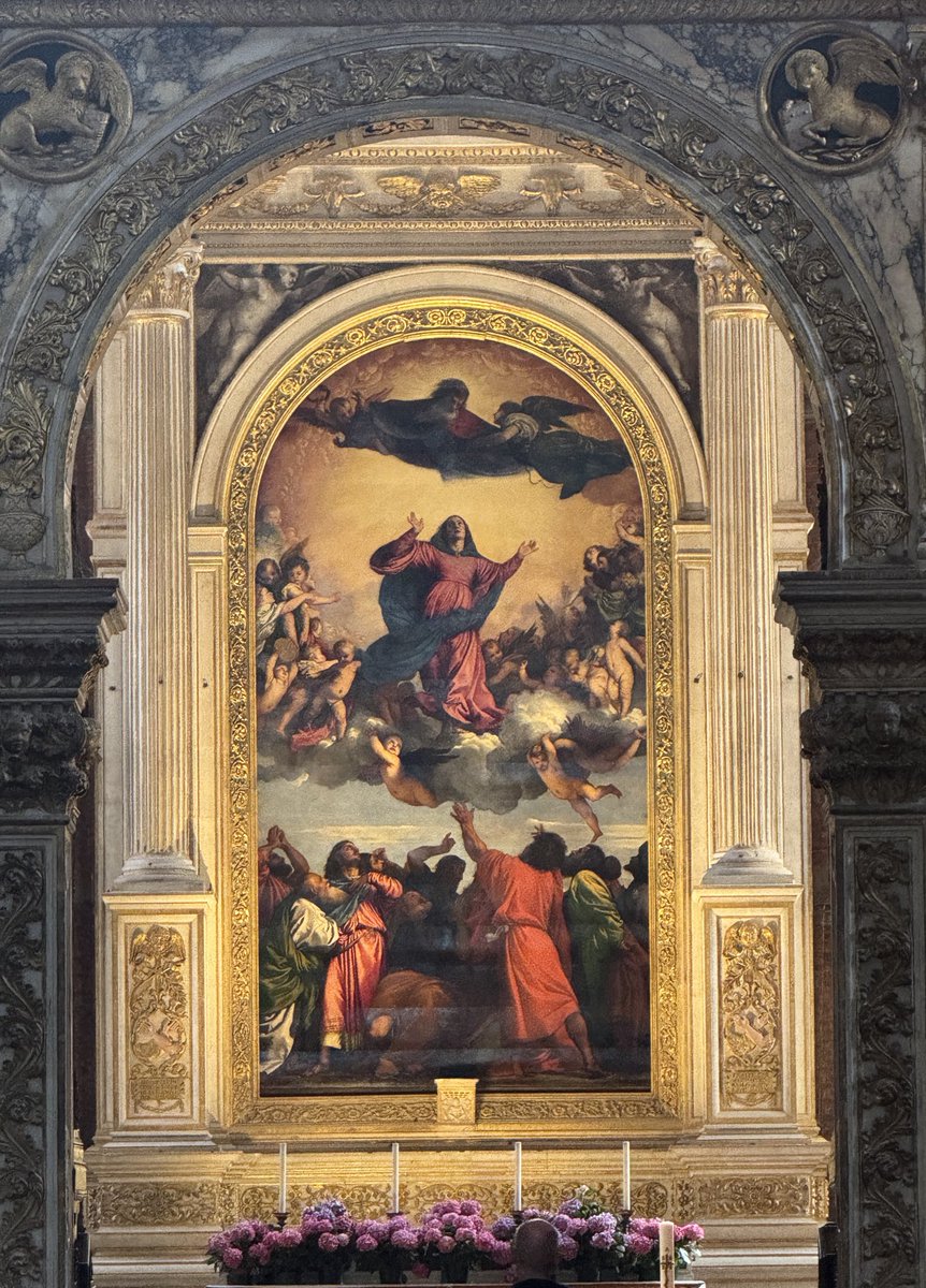 DanGamboaB's tweet photo. Esto no es una pintura. 
Esto es LA PINTURA.

En mi visita a Venecia uno de mis propósitos era sentirme aplastado por un gigante: Asunción de la Virgen pintada por Tiziano para la iglesia de Santa Maria dei Frari.

Se impone con sus 6.90 mx 3.70 m haciéndola el mayor panel de madera pintado en el mundo (22 tablones de álamo unidos). La enorme escala de esta obra no fue aleatoria. Esta pensada para salirse del marco. 

Es un escenario. 

La pintura en realidad está enmarcada por la abertura dentro de la pantalla de piedra de la iglesia, esto para que sea vista desde la entrada principal. 

Toda la iglesia se convierte en un teatro: el altar como escenario, los fieles como público, y Tiziano como director que controla luz, color y mirada. Todo esto hace pensar que la iglesia fue construida para la pintura y no al revés. 

Y sin embargo, en 1518, cuando se presentó, muchos frailes la rechazaron. Lodovico Dolce recuerda cómo pasó de “blasfemada” a obra maestra que consagró a Tiziano en Venecia.  Les desconcertaba esa Virgen que parece caminar, los querubines retorcidos, los apóstoles agitados. Era demasiado movimiento para una ciudad acostumbrada a la calma de Bellini. 

Lo que hoy vemos como un matrimonio perfecto entre pintura y arquitectura, para ellos fue difícil de digerir.