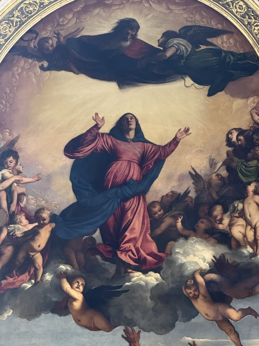 DanGamboaB's tweet photo. Esto no es una pintura. 
Esto es LA PINTURA.

En mi visita a Venecia uno de mis propósitos era sentirme aplastado por un gigante: Asunción de la Virgen pintada por Tiziano para la iglesia de Santa Maria dei Frari.

Se impone con sus 6.90 mx 3.70 m haciéndola el mayor panel de madera pintado en el mundo (22 tablones de álamo unidos). La enorme escala de esta obra no fue aleatoria. Esta pensada para salirse del marco. 

Es un escenario. 

La pintura en realidad está enmarcada por la abertura dentro de la pantalla de piedra de la iglesia, esto para que sea vista desde la entrada principal. 

Toda la iglesia se convierte en un teatro: el altar como escenario, los fieles como público, y Tiziano como director que controla luz, color y mirada. Todo esto hace pensar que la iglesia fue construida para la pintura y no al revés. 

Y sin embargo, en 1518, cuando se presentó, muchos frailes la rechazaron. Lodovico Dolce recuerda cómo pasó de “blasfemada” a obra maestra que consagró a Tiziano en Venecia.  Les desconcertaba esa Virgen que parece caminar, los querubines retorcidos, los apóstoles agitados. Era demasiado movimiento para una ciudad acostumbrada a la calma de Bellini. 

Lo que hoy vemos como un matrimonio perfecto entre pintura y arquitectura, para ellos fue difícil de digerir.
