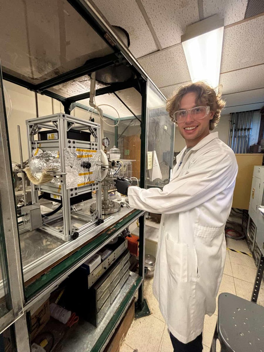 Research Spotlight: Mechanical Engineering student Filip Ruzek is working at the world’s oldest solar research facility, improving Cadmium Telluride solar cell efficiency and performance.

 #UDEngineering #UndergraduateResearch #SolarEnergy