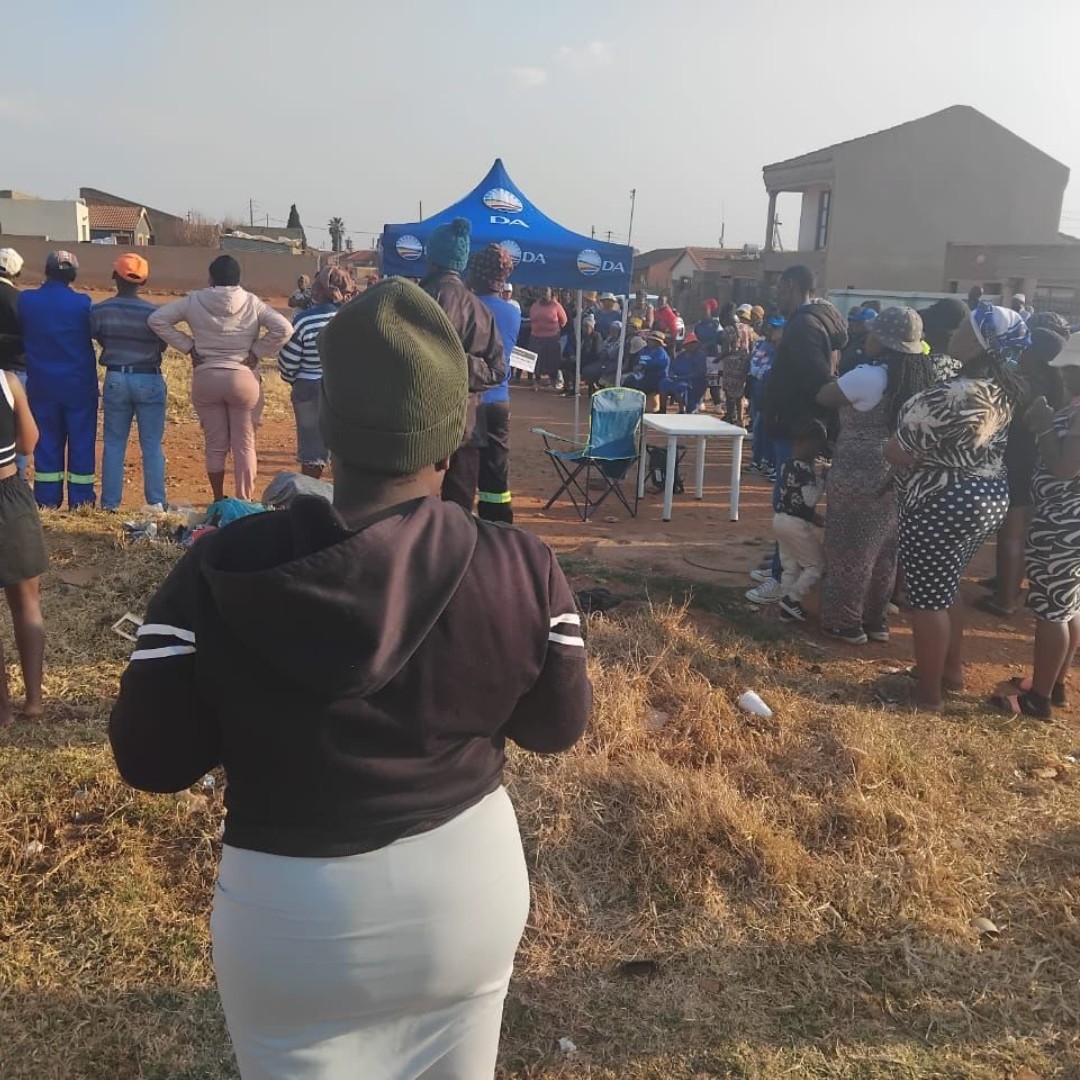 📚 DA Public Meeting: Driezek Library Must Be Opened!
📍 Orange Farm – Driezek

Yesterday, the DA held a public meeting with the community of Orange Farm to discuss our petition to open the Driezek Library.

This library was promised as a state-of-the-art facility, yet years