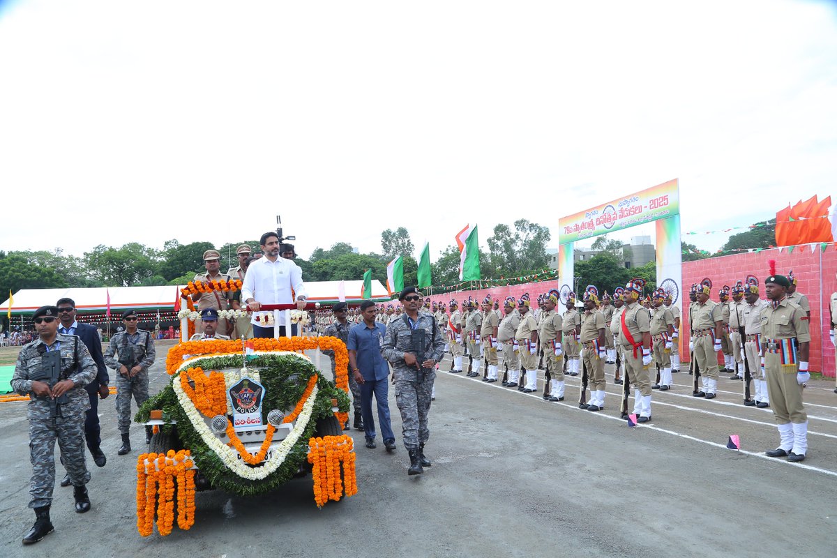 police_guntur's tweet photo. //స్వాతంత్ర్య దినోత్సవ వేడుకలలో ఆకట్టుకున్న గుంటూరు పోలీస్ బలగాల కవాతు.//
@APPOLICE100
@AndhraPradeshCM
@APDeputyCMO
@Anitha_TDP
#policeforceparade
#servicemedals
#CertificatesOfAppreciation
#pardeground
#BestServiceMedal
#August15th
#independencedaycelebration
#cheifguest https://t.co/aKhkIWwcWw