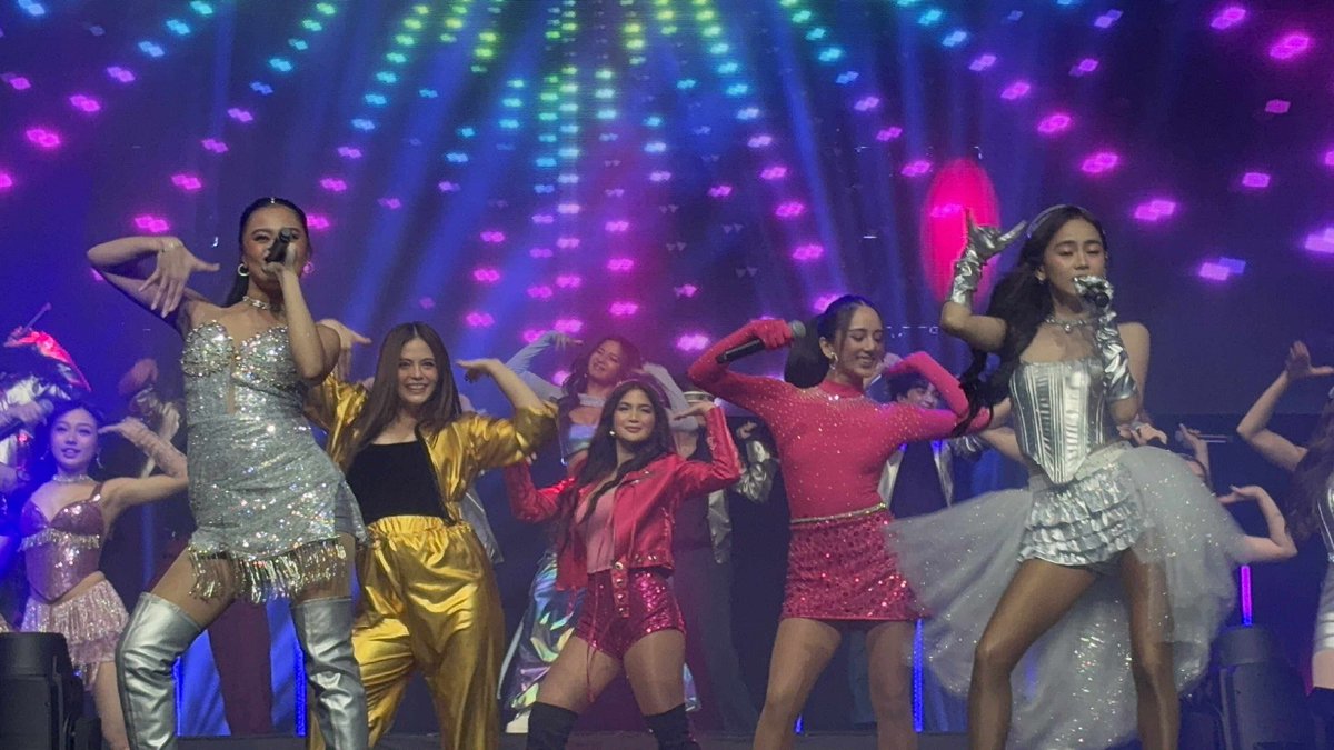 latest_chika's tweet photo. HELLO, #VIVARKADA! 👋

The Viva One stars didn’t hold back, delivering an electrifying performance that lit up the Vivarkada Ultimate FanCon &amp; Grand Concert stage | via John Romme Alba / https://t.co/y2EwWEubJb https://t.co/SEkxOhNccW