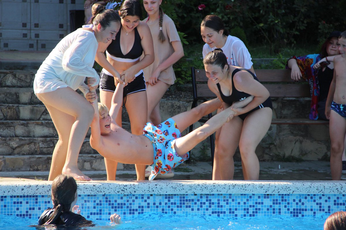 У старшего повесы сегодня день рождения. 🥳 Из приглашенных гостей - 8 подруг. А пацаны все разъехались и не смогли прийти. Итого имеем малинник в роли шейха на 12-летие. Ну чтож, с Днем Рождения, сынок, расти здоровый, люби маму, Родину и московский Спартак!