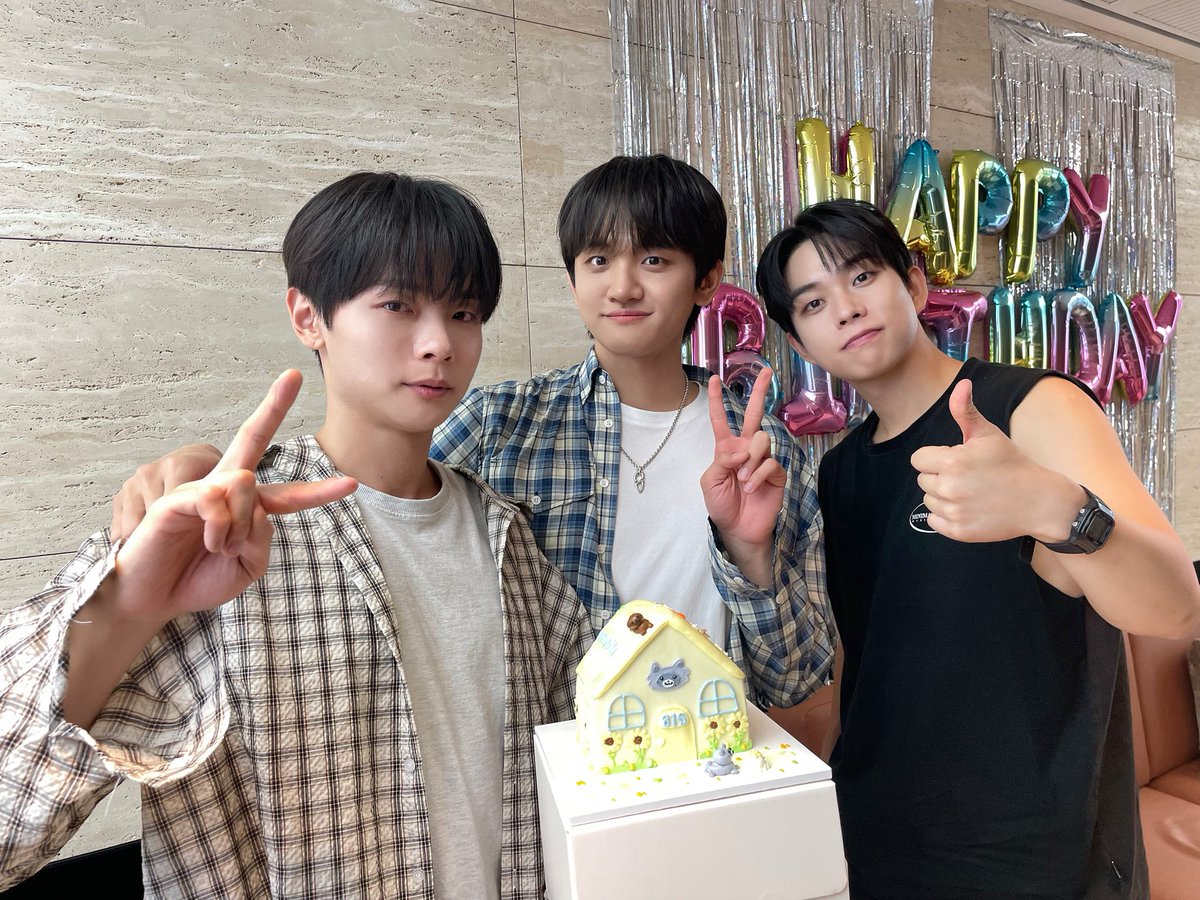 [#LUCY] 조원상 생일 기념 유튜브 스트리밍 완료✔ 

짧은 시간이지만 너무 알찼던 하루
생일 축하해 줘서 고마워
왈왈이를 만난 건 큰 행운이야💙

#루시 #신예찬 #최상엽 #조원상