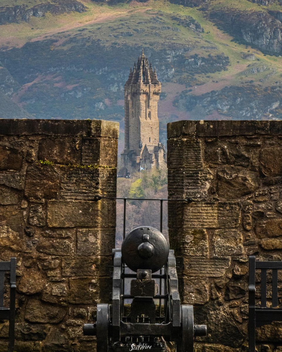 The Wallace Monument as viewed from the Grand Battery of Stirling Castle . Photie  c.o. Scotdrone .🏴󠁧󠁢󠁳󠁣󠁴󠁿