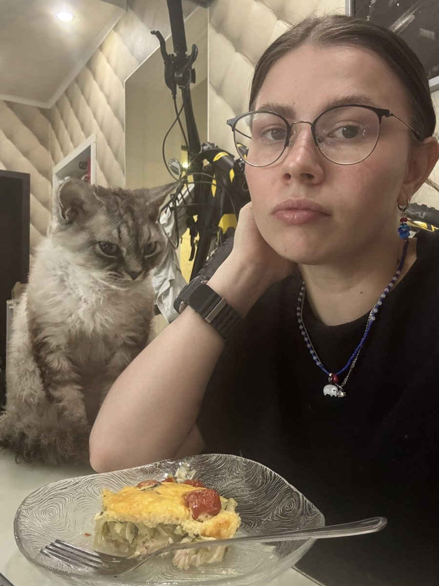 как же мощно он обиделся на то, что ему не получилось своровать мою еду