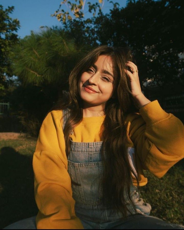 परेशानी में रहना पसंद करो 
मेहरबानी में बहुत कुछ खो दोगे,💯