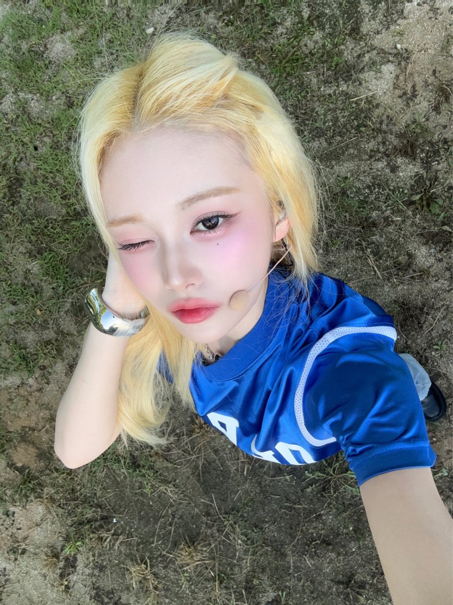 💌 250815 | 10:54PM KST
[jp] “a woman who looks good in blue 💙”
“WAV~ i’m not feeling well today, so i’ll just leave a pic. i wasn’t able to come for two days, so i really wanted to today”

#마유 #트리플에스