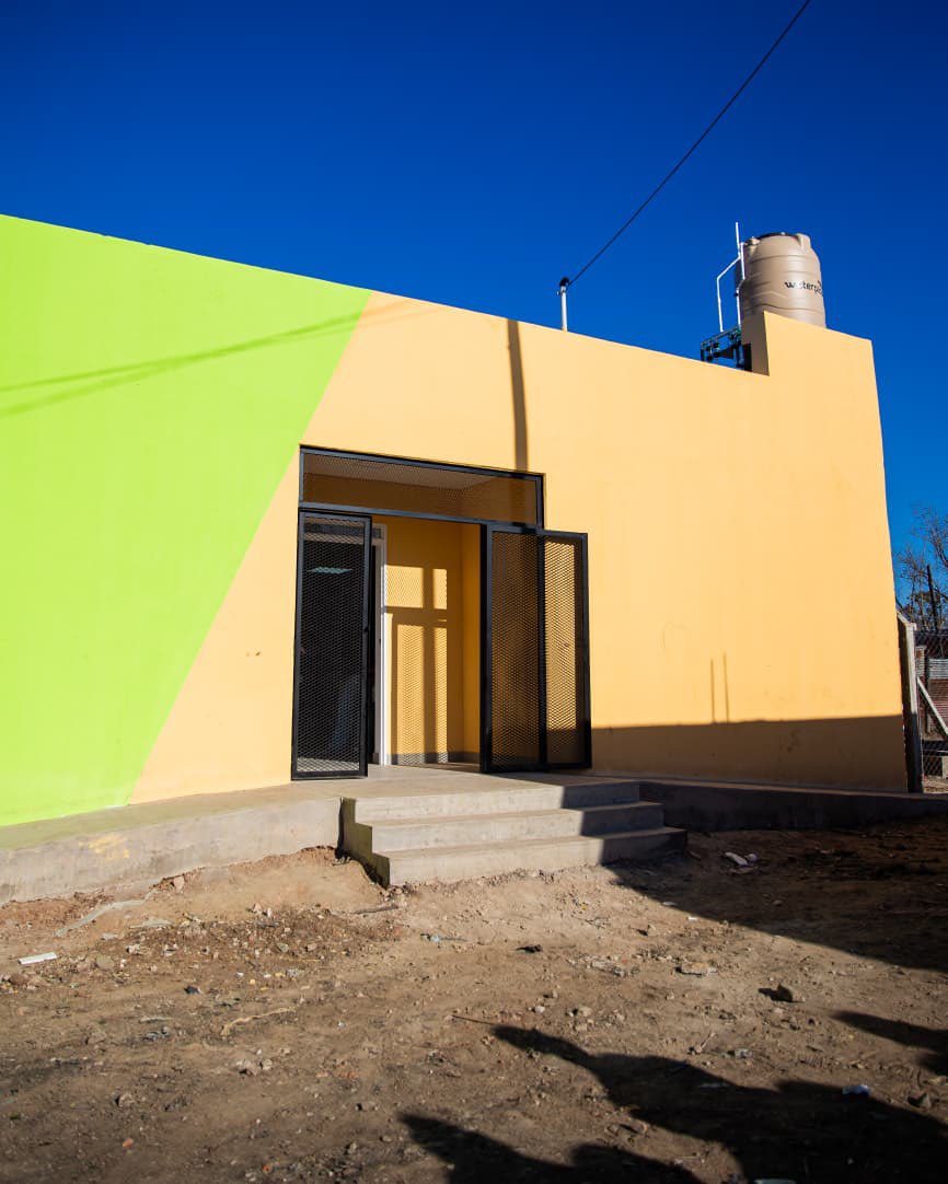 dievalen's tweet photo. Ayer estuve en el barrio Esperanza, donde los vecinos están muy emocionados por la gran transformación que se está realizando. Donde hubo un búnker de delito que rompimos en un allanamiento con @PatoBullrich hoy presentamos el Refugio Esperanza, un centro comunitario e infantil. https://t.co/9i665VExcW