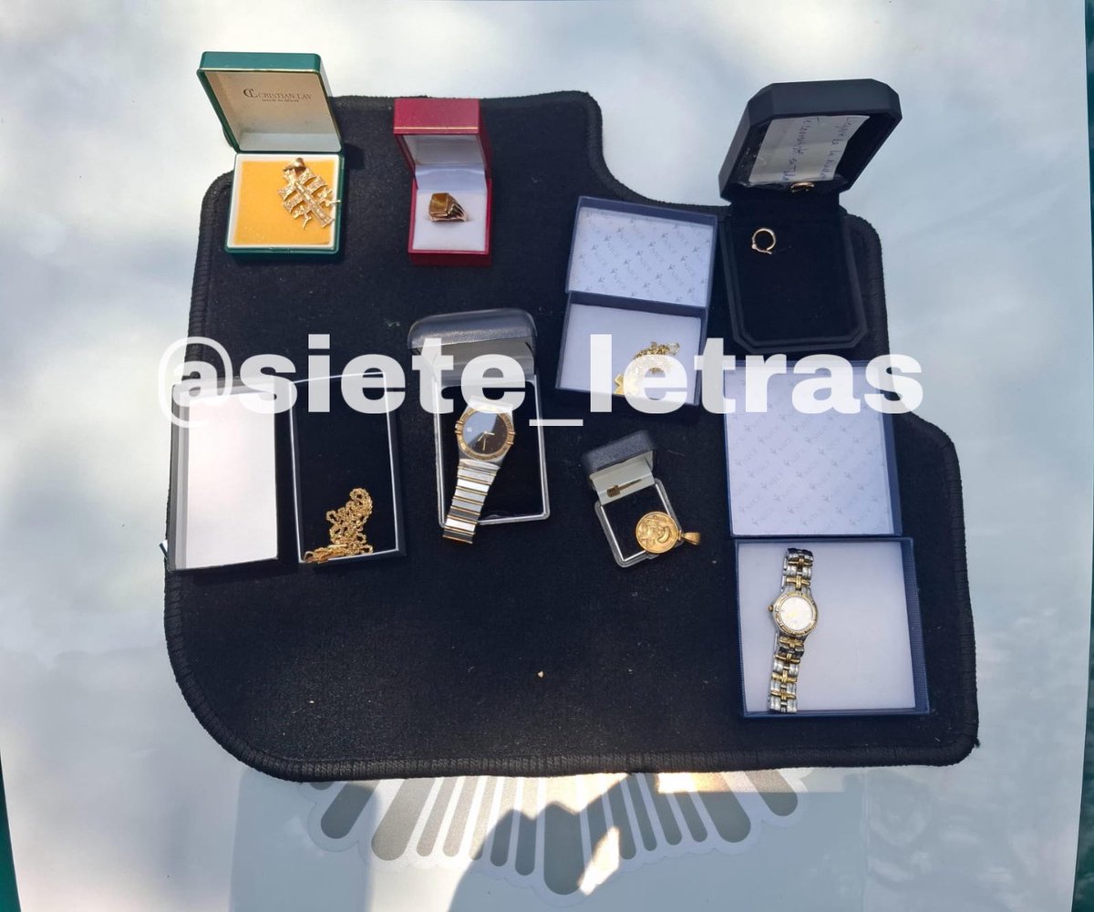 Antonio Nieto (@siete_letras) on Twitter photo Cachan a empleada doméstica con las joyas de su patrona:
Ana María N se ponía los anillos y aretes de su patrona pero decidió llevárselos tras hacer la limpieza en la Acacias, <a href="/BJAlcaldia/">Alcaldía de Benito Juárez</a>.
Sin embargo, la cacharon y <a href="/BlindarBJ/">Blindar BJ 360</a> la detuvo. Le hallaron relojes y un anillo Cartier. Cachan a empleada doméstica con las joyas de su patrona:
Ana María N se ponía los anillos y aretes de su patrona pero decidió llevárselos tras hacer la limpieza en la Acacias, <a href="/BJAlcaldia/">Alcaldía de Benito Juárez</a>.
Sin embargo, la cacharon y <a href="/BlindarBJ/">Blindar BJ 360</a> la detuvo. Le hallaron relojes y un anillo Cartier.