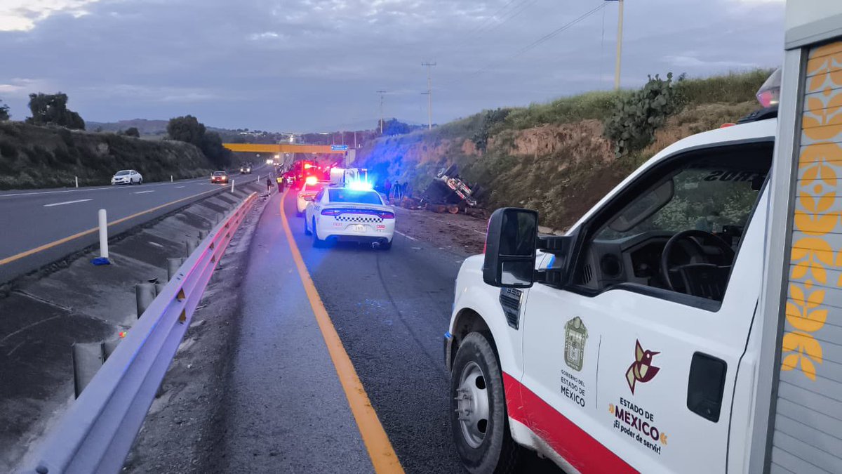 pciviledomex's tweet photo. Esta mañana, en la carretera México–Tulancingo, kilómetro 48 (poblado Venta de Cruz), se registró un choque entre un camión de carga y un autobús de pasajeros. https://t.co/0hwm0dlCUd
