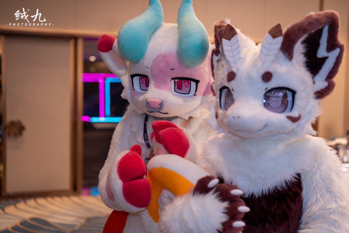 正在使用*压迫眼神*
🧵 <a href="/SeijiOno2/">小野誠二</a> 
📷 <a href="/BukReeding/">Rgss9</a> 

#FursuitFriday