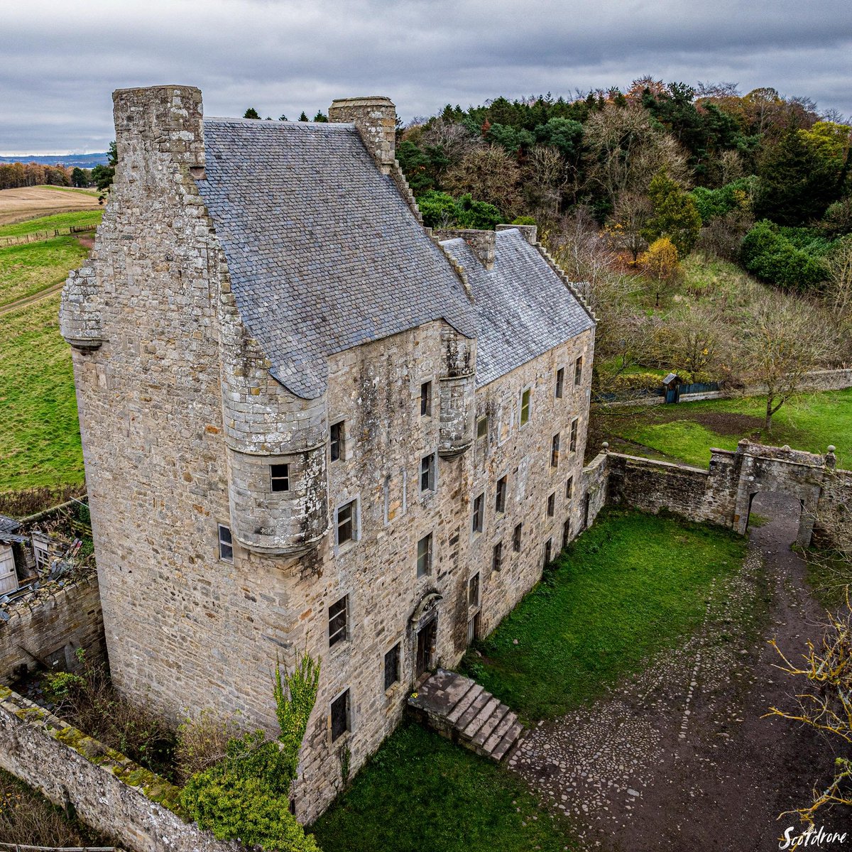 Midhope Castle in West Lothian - best known as the exterior filming location for Lallybroch in the tv series Outlander. c.o. Scotdrone 🏴󠁧󠁢󠁳󠁣󠁴󠁿⚔️