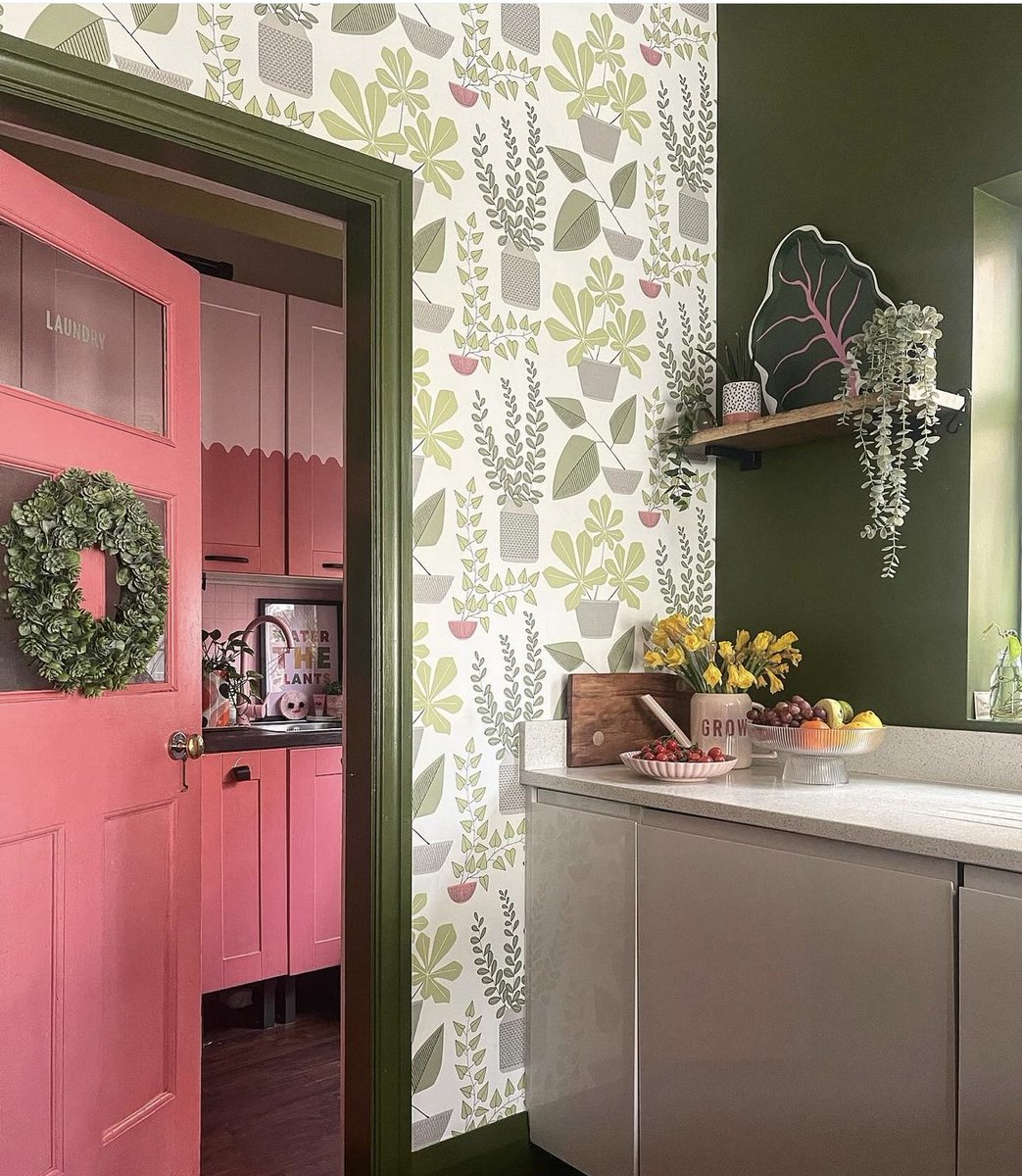 Who doesn’t love a pink door 💗
This is definitely a standout kitchen for us. Full on colour and pattern we just love it all!

#kitchengoals #wallpaperinsipration #wallpaperdecor #pinkdoors #stylingtips #wallpaperideas #wallpaperdesign