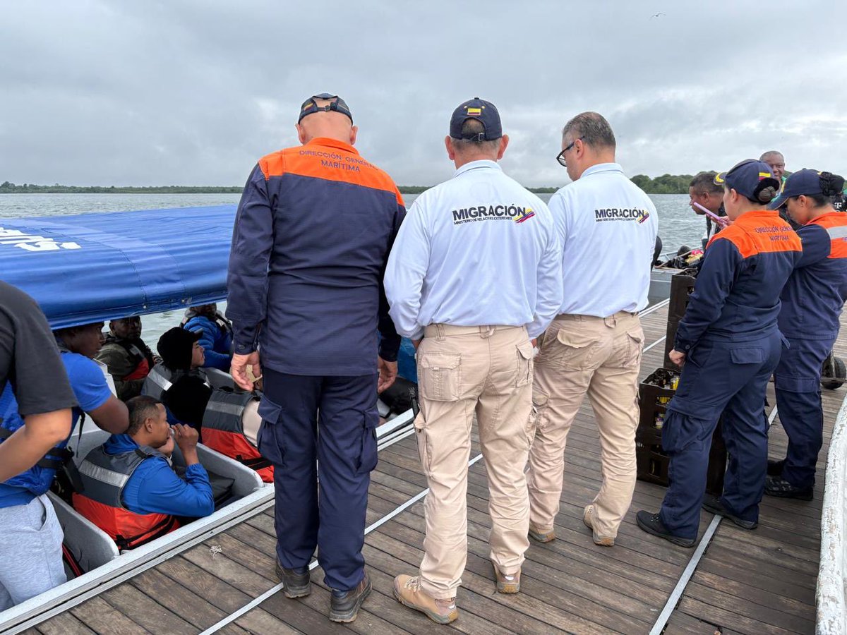 Migración Colombia (@migracioncol) on Twitter photo #Tumaco | En acciones orientadas a prevenir el tráfico de migrantes y minimizar los riesgos del tránsito irregular, oficiales de <a href="/MigracionCol/">Migración Colombia</a>, en coordinación con la <a href="/ArmadaColombia/">Armada de Colombia</a>, realizan labores de verificación a viajeros y embarcaciones en el muelle flotante La Tagüera. #Tumaco | En acciones orientadas a prevenir el tráfico de migrantes y minimizar los riesgos del tránsito irregular, oficiales de <a href="/MigracionCol/">Migración Colombia</a>, en coordinación con la <a href="/ArmadaColombia/">Armada de Colombia</a>, realizan labores de verificación a viajeros y embarcaciones en el muelle flotante La Tagüera.