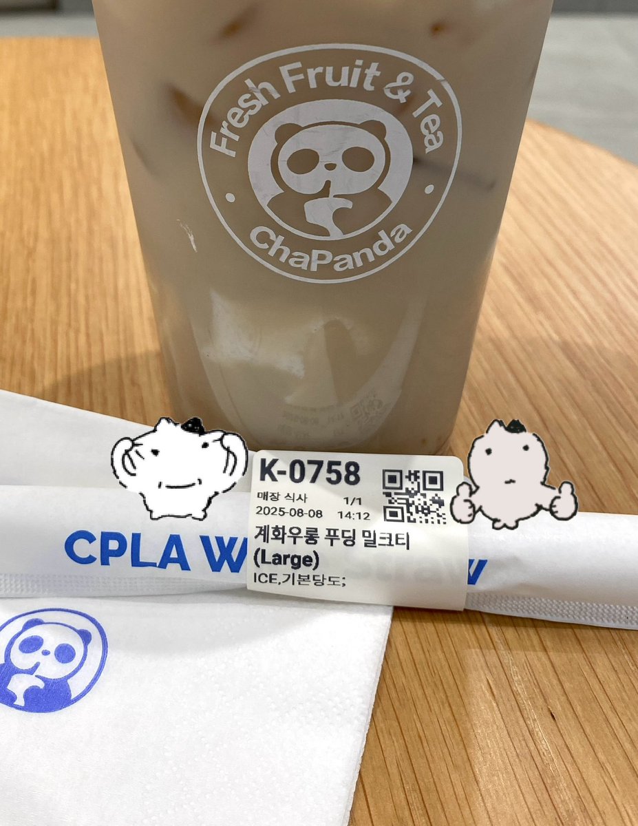이것은 차백도 계화우롱 푸딩 밀크티이며, 우유푸딩이 큼직이 들어간, 가루 타서 주는 가짜가 아닌 진짜 밀크티이다. 계화 꽃잎이 잘근잘근 씹히는데 그때 꽃 향이 확 하고 퍼져서 이게 호사인가 싶어짐.