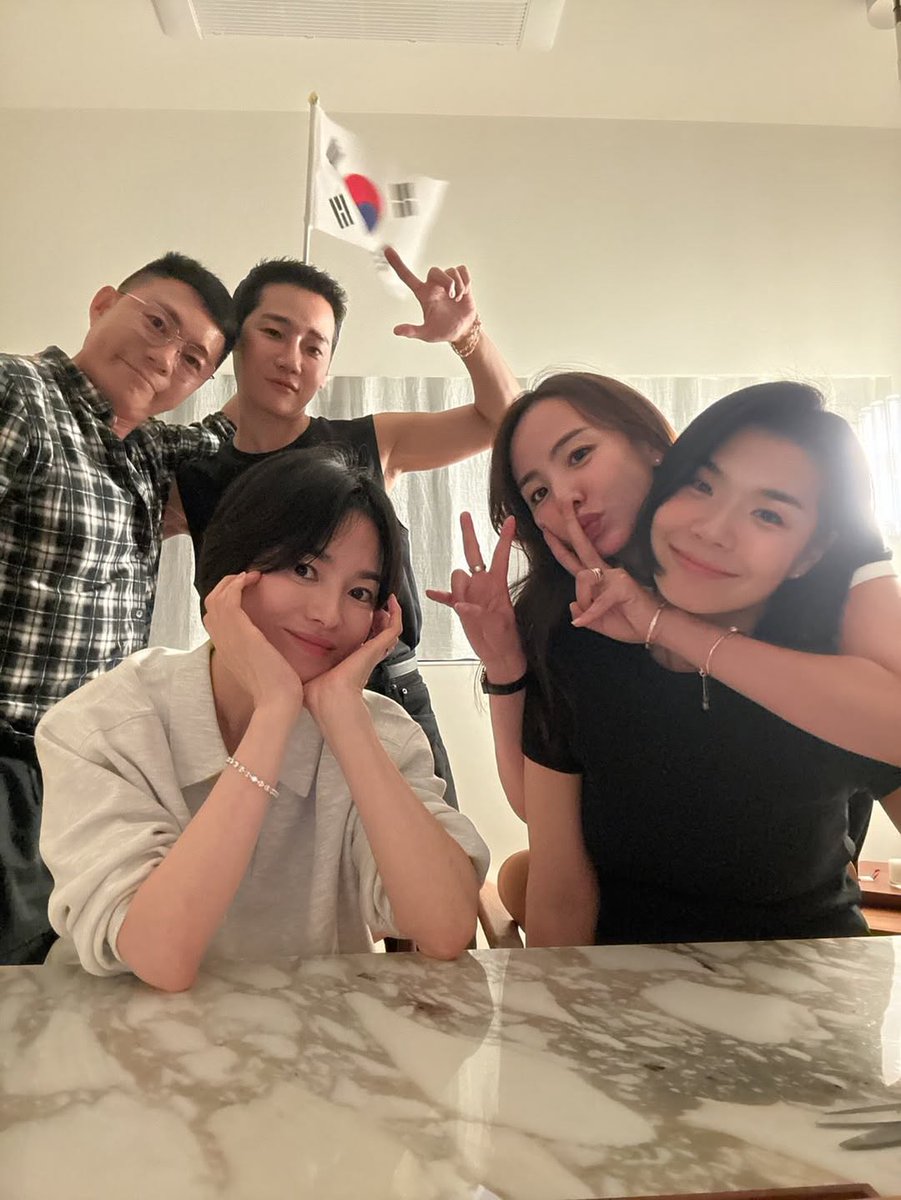 Hyekyo celebrating Korea's Independence Day today with friends!!! 🥹

#SongHyeKyo
