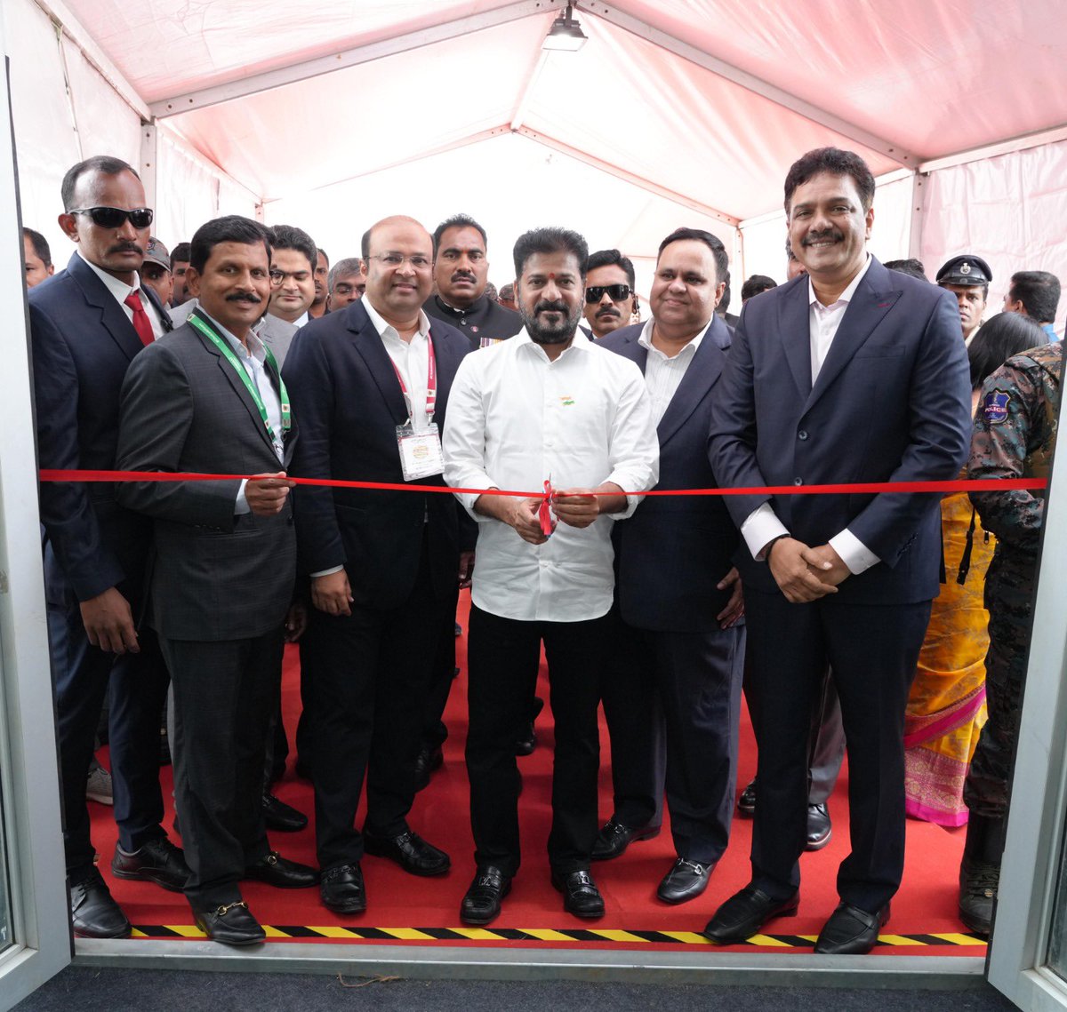 Johnson K (@kingjaanu) on Twitter photo âHyderabad is open for business!
At CREDAIâs Property Show, CM Revanth Reddy assured builders & investors of clear policies, massive infra upgradesâMetro Phase-2, Regional Ring Road, new airports, 11 ring roadsâand a pro-investment climate. âLetâs make Hyderabad the worldâs No.1 âHyderabad is open for business!
At CREDAIâs Property Show, CM Revanth Reddy assured builders & investors of clear policies, massive infra upgradesâMetro Phase-2, Regional Ring Road, new airports, 11 ring roadsâand a pro-investment climate. âLetâs make Hyderabad the worldâs No.1