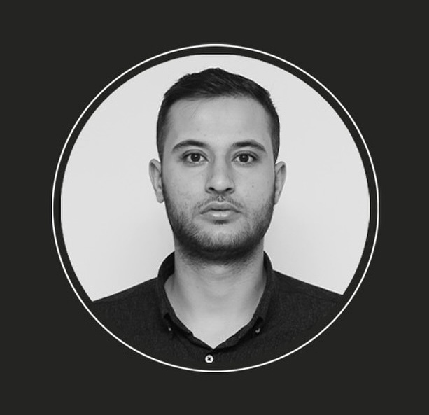 Furkan Derer..
28 yaşında, DESKİ işçisi..
Denizli Beyağaç'ta 15.00 civarında su ölçümü için yapılan sondaj çalışması sırasında indiği sondaj çukurunda elektrik akımına kapılarak hayatını kaybetti..