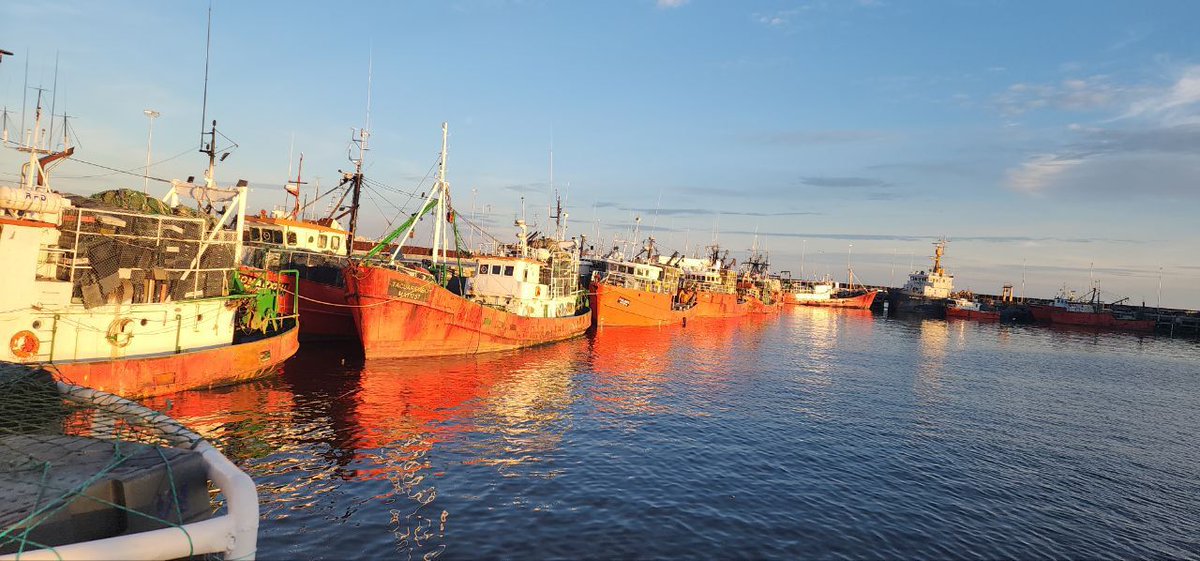 cipu_1983's tweet photo. 📢 AVISO A LOS NAVEGANTES. 15 AGO 25. 11:22 hs.
🚫 En la tarde de ayer circularon versiones que decían que el conflicto en la pesca se había solucionado. El propio sindicato salió a aclarar que eso no era así. La información real era que el sindicato aprobó por unanimidad en la mañana de ayer, una propuesta del MTSS que las empresas no conocemos.
⏰ Esperamos durante todo el día para conocer la nueva propuesta. Seguimos esperando. Por la noche en los informativos vimos declaraciones de la dirigencia del sindicato y no parecía tratarse de una nueva propuesta. Había varios elementos llamativos en el planteo de la dirigencia sindical:
🔴 El sindicato acepta no subir otro tripulante para hacer las guardias o para que ellos puedan descansar. Hemos presentado documentos que respaldan la pertinencia de las guardias como parte de la función del marinero. Eso supone un reconocimiento implícito a que sí están capacitados para hacer las guardias. También presentamos documentos certificados notarialmente, sobre los tiempos de trabajo y descanso, que desmienten las declaraciones del sindicato sobre el tema. Este planteo deja en evidencia también que todo este conflicto que provocó la pérdida de más de 50 millones de dólares para el país, afectando a miles de personas que desde hace tres meses no tienen ingresos, no tenía ningún sentido y que fue una enorme irresponsabilidad de la dirigencia sindical que lo promovió.
🔴 Plantean también que por ese tiempo haciendo guardias, recibirán un pago especial, que se financiará con subsidios del Estado. Si esto fuera así no parece sostenible que el Estado financie un capricho sindical sin fundamento.
🔴 Si no fuera con un subsidio, sino a costa de las empresas, ese pago extra que solicitan por las guardias, según estimaciones preliminares, supondría un costo para las empresas de unos 20.000 dólares por barco por año. Eso es más de lo que una empresa paga anualmente por el permiso de pesca de un barco costero.
🔴 Dicen que todo esto es transitorio, mientras se forma una mesa de negociación, para discutir el tema de las guardias y los descansos. O sea, plantean una solución que no solo no tiene garantías de cumplimiento sino que ya de antemano avisan que es una solución transitoria. O sea, se mantiene una amenaza latente de un nuevo corte de actividades.
🔴 En esas condiciones, deciden que están dispuestos a salir a trabajar de nuevo. Vamos a salir a trabajar con quienes quieran hacerlo, sin importar lo que diga la dirigencia sindical. Sin importar si son afiliados al sindicato o no. Vamos a convocar a los tripulantes y saldremos con los que quieran salir, y completaremos las vacantes con nuevos trabajadores, con libreta de embarque, que están deseosos de embarcarse, apelando a la libertad de trabajo y de contratación.
🤔 Esta propuesta que habría sido aprobada por la asamblea del sindicato, si no es exactamente la misma, es muy similar a la que recibimos las empresas el viernes 8 de agosto por la tarde. Aquella propuesta, llegó mientras las empresas estaban reunidas y en el mismo momento se respondió con un mensaje directo al ministro Castillo, a través de una jerarca del MTSS: “Las Cámaras manifiestan que la propuesta no es aceptable”.
⏳¿Pasó una semana y la novedad es que el sindicato aprobó una propuesta planteada por el MTSS, que ya había sido rechazada por las empresas? ¿Con qué objetivo se generó ese desgaste y confusión? Si eso no es así y sí hay una nueva propuesta, la seguimos esperando.
✅ Los canales de diálogo con el gobierno están abiertos y coincidimos en la necesidad de refundar la pesca sobre nuevas bases.
🚫 Un pilar fundamental de esas nuevas bases, son las relaciones laborales. Pero, ¿Qué podríamos dialogar con una dirigencia que miente e incumple su palabra? Ya lo hemos dicho, esta dirigencia no es confiable y el diálogo no es posible. Lamentablemente, cada día que pasa se confirma y se reafirma esto.
🙋♂️ Mientras todo esto sucedía, el equipo de UruguayPesca trabaja en el proceso de selección, procesando la información de los 8.465 postulantes que respondieron al llamado hasta ahora. Muy pronto habrá novedades para ellos y comenzará el proceso de evaluación de los candidatos para cubrir las vacantes en el sector y poder a salir a trabajar en nuevas condiciones.
🐟Reiteramos que la convocatoria de https://t.co/cVxZJRvZy9 es abierta. En una primera instancia se hará una selección entre los candidatos CON LIBRETA DE EMBARQUE, que en este momento son 417, sin importar si están sindicalizados o no, y luego, con el resto de los candidatos se trabajará en el proceso de capacitación necesario para que puedan integrarse a la actividad.
🇺🇾 El rumbo está claro: Transformar la pesca en una actividad relevante para la economía, generadora de miles de empleos, atractiva para inversores y generadora de divisas para el país.