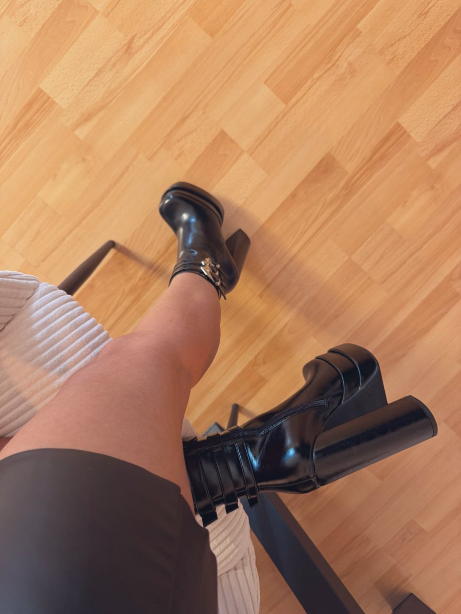 Denkst du, du kannst den ganzen Absatz verschlucken, ohne zu würgen?
Wenn ja, schreib mir direkt eine DM und das sofort. 🔥

#Fussdominanz #Fussherrin #Absatzfetisch #HighHeelQueen #BootsLovers #Fetischstiefel #Fussfetisch #Fussgöttin #Fussverehrung #Fussdienst #Fussgehorsam