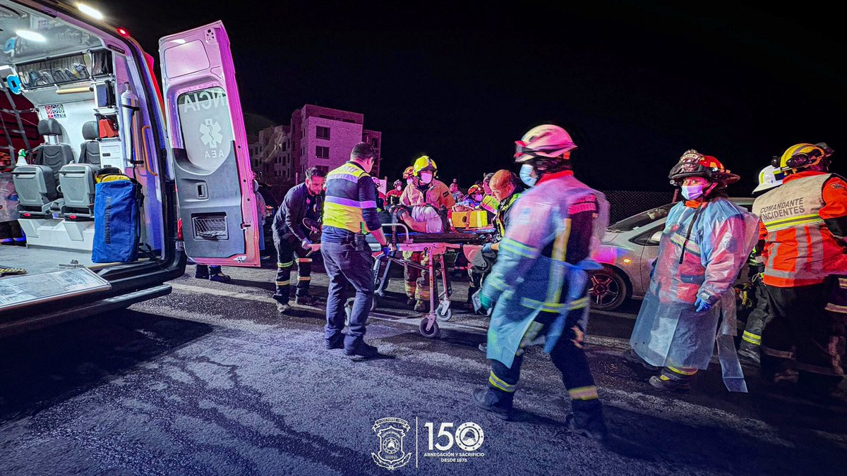 Esta madrugada movilizamos las unidades RX6 - R14 y B1 a incidente vehicular que dejó 5 personas con lesiones en el sector de Bajo Molle. 
Hasta el lugar también se trasladó personal de Samu y carabineros. 
 #Iquique #BomberosIquique
¡Profesionales de la Emergencia!