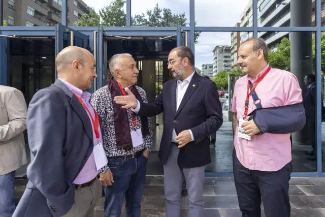 UGT Aragón (@ugtaragon) on Twitter photo Lamentamos profundamente el fallecimiento del expresidente de Aragón, Javier Lambán.
Un buen servidor público, una persona comprometida y afiliado a UGT.
Nos sumamos al dolor de sus seres queridos y de <a href="/aragonpsoe/">PSOE Aragón</a>.
Qué la tierra sea leve Lamentamos profundamente el fallecimiento del expresidente de Aragón, Javier Lambán.
Un buen servidor público, una persona comprometida y afiliado a UGT.
Nos sumamos al dolor de sus seres queridos y de <a href="/aragonpsoe/">PSOE Aragón</a>.
Qué la tierra sea leve
