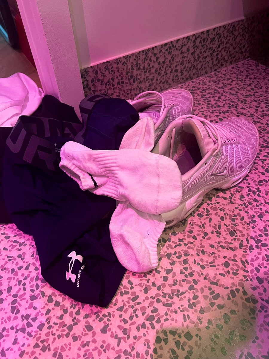 Tu vient sniffer après le sport ? 

#kiffeur #survet #n #gay #scally #kiffeurtn #sportswear #twink