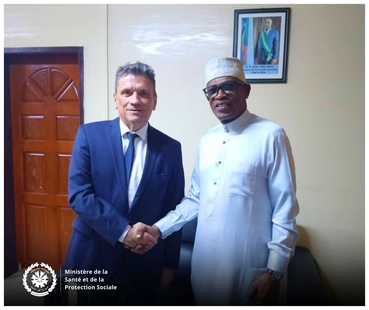 AhamadiSidi's tweet photo. J’ai eu l’honneur de recevoir S.E. @SylvainRiquier1, Ambassadeur de #France aux #Comores, en fin de mission.
Merci pour votre engagement, votre écoute et surtout le soutien constant de la France à notre pays dans la #santé et la #protection_sociale
Bonne continuation cher Sylvain https://t.co/hrFHJtJTXT