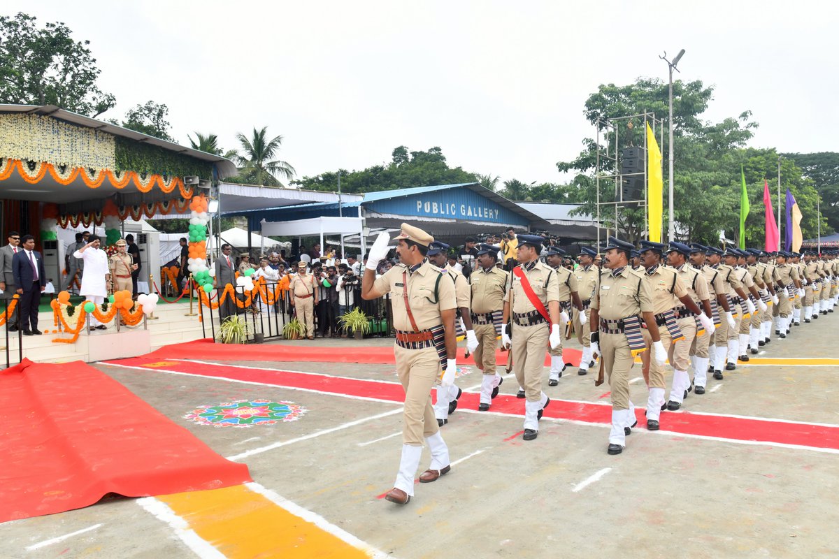 కాకినాడ జిల్లా పోలీస్ పరేడ్ గ్రౌడ్స్ లో 79వ స్వాతంత్య్ర దినోత్సవ వేడుకలకు ముఖ్య అతిథిగా హాజరైన గౌరవ ఆం.ప్ర రాష్ట్ర డిప్యూటీ సీఎం శ్రీ కొణిదెల పవన్ కళ్యాణ్ గారు.
సేవా పతకాలు &amp; ప్రశంసా పత్రాలు అందుకున్నపోలీస్ అధికారులు &amp; సిబ్బందిని అభినందించిన జిల్లా SP శ్రీ G. #BinduMadhavIPS గారు
