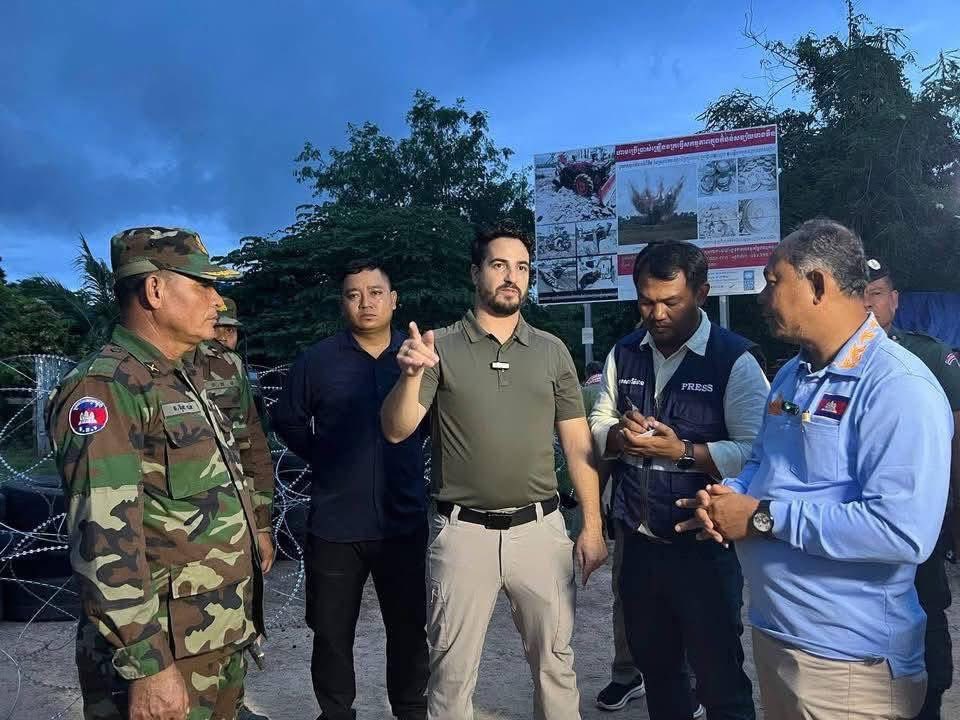 OBvlogs's tweet photo. The rapid progression is noteworthy. It is advantageous to arrive at the destination during the evening. 

Mr. ALFARO MICHAEL BARRY, a correspondent for the American White House, has successfully arrived at the precise site of the military dispute. 

The conflict in the Thai-Cambodian border in Banteay Meanchey province will undoubtedly attract global attention.