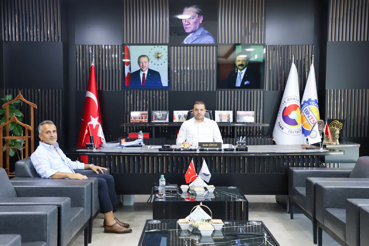 Artar Tekstil Yönetim Kurulu Başkanı, hemşehrimiz Sayın Mücahit Artar, Yönetim Kurulu Başkanımız Kadir Çintay’ı makamında ziyaret etti.

Dünya markaları arasında yer alan Porsche, Ferrari, Alfa Romeo gibi prestijli otomobil firmalarının tekstil koleksiyonlarının ve üretim