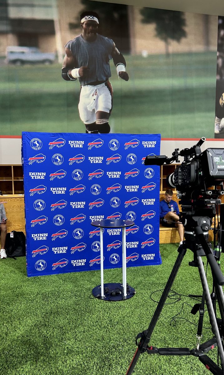 Look who’s overlooking the #Bills press conference set up here in Lake Forest? Just the Hall of Famer - Sweetness.