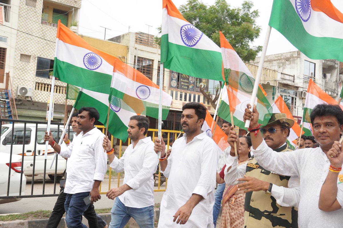 bjpneelrao's tweet photo. નારંગી, સફેદ, લીલો, ચક્રે શોભે નીલો,તિરંગાની શાનમાં, ચાલો દેશને ઝળહળ બનાવીએ.

આજરોજ નર્મદા જિલ્લાના રાજપીપલા ખાતે હર ઘર તિરંગા અંતર્ગત રેલી કાઢવામાં આવી અને 15 મી ઓગસ્ટની ઉજવણી કરવામાં આવી.
#IndependenceDay
#IndependenceDay2025 https://t.co/uUvVdISGLj