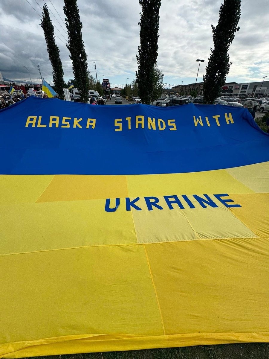 Massive flag in support of Ukraine unveiled in Alaska. 

"Alaska Stands With Ukraine."  #3E #StandWithUkraine #AlaskaWithUkraine