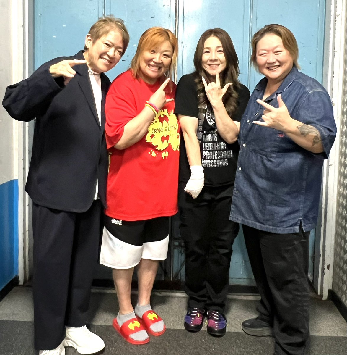 dianakyoko's tweet image. #W井上 図々しく

#クラッシュギャルズ 様にお写真お願いしました✨

あたし！
指のポーズ間違ってんのよ

なんであたしだけキツネ💦

あたしのバーカ😱

そーゆーとこよ

せっかくお写真とっていただいたのに