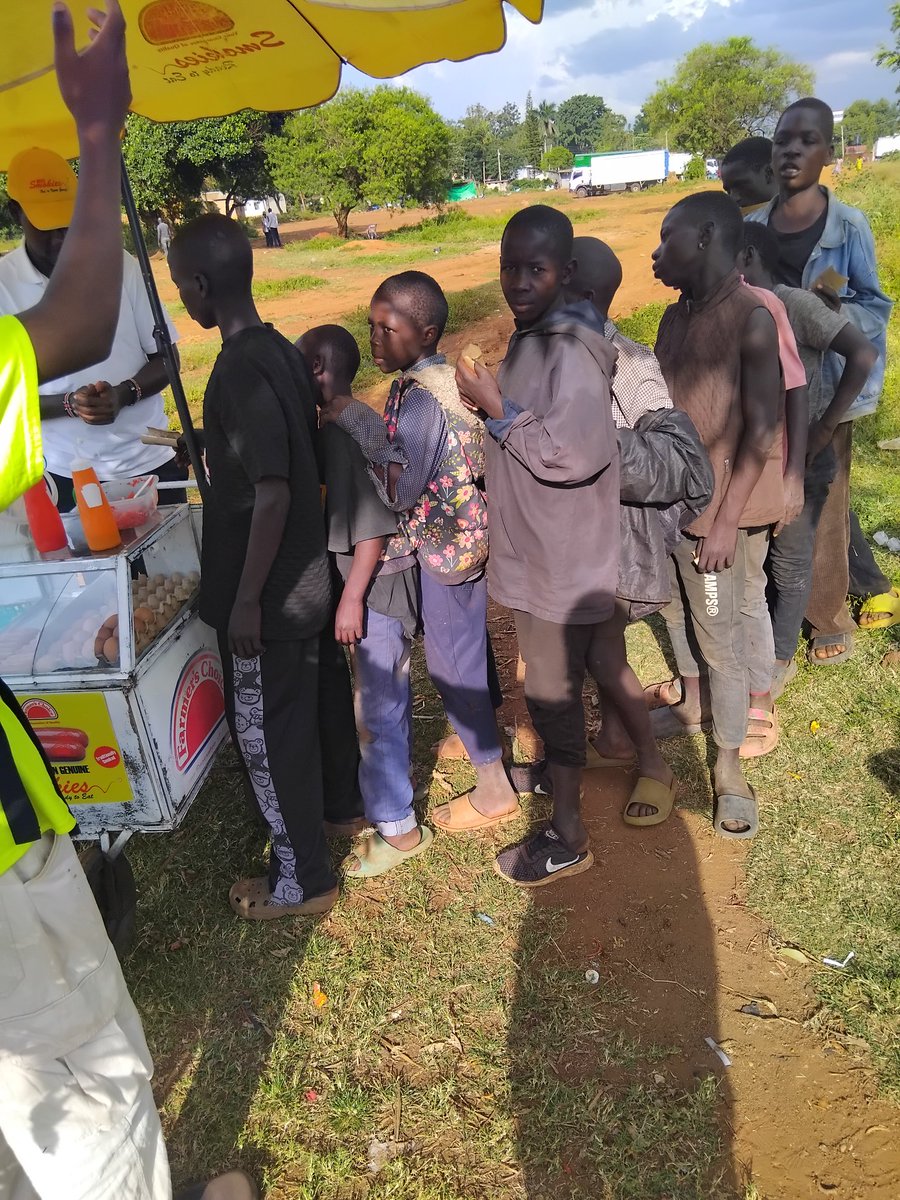weetu___'s tweet image. 43 hot boiled eggs and 35 smokies done and dusted💪. 

Number ni 0725867265.