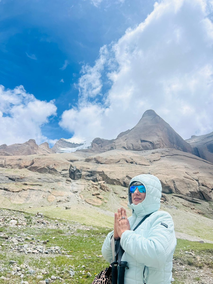 sonalgoelias's tweet photo. 🕉️ कैलाश परिक्रमा — आस्था और साहस की अद्भुत यात्रा | Kailash Parikrama 🕉️

Starting from #Darchen and entering the sacred #YamDwar , 
the journey passes through the vast plains to #Dirapuk with the majestic north face view of #MountKailash 🏔️ 

The steep climb to #DolmaLaPass (5,630 m) reveals the divine 
#GauriKund, before descending towards the serene #Zuthulpuk .

In the 52 Kms Parikrama, every step is a blend of devotion, endurance, and spiritual awakening 🧡

हर हर महादेव 🙏

#KailashParvat #Parikrama #Darchen #YamDwar #Dirapuk #DolmaLaPass #GauriKund #Zuthulpuk  #SpiritualJourney 
#MountKailasha