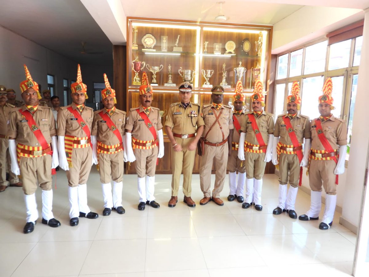 UP POLICE SPORTS CONTROL BOARD (@uppscb) on Twitter photo आज दिनांक 15 अगस्त 2025 को 79वें स्वतंत्रता दिवस के अवसर पर डॉ. प्रीतिंदर सिंह, पुलिस महानिरीक्षक पीएसी मध्य जोन महोदय ने समस्त पुलिसकर्मियों को मिष्ठान वितरित किया तथा हार्दिक शुभकामनाएं दीं और उनके उज्ज्वल भविष्य, कर्तव्यनिष्ठा व सफलता की कामना की। 🇮🇳
#IndependenceDay2025 आज दिनांक 15 अगस्त 2025 को 79वें स्वतंत्रता दिवस के अवसर पर डॉ. प्रीतिंदर सिंह, पुलिस महानिरीक्षक पीएसी मध्य जोन महोदय ने समस्त पुलिसकर्मियों को मिष्ठान वितरित किया तथा हार्दिक शुभकामनाएं दीं और उनके उज्ज्वल भविष्य, कर्तव्यनिष्ठा व सफलता की कामना की। 🇮🇳
#IndependenceDay2025