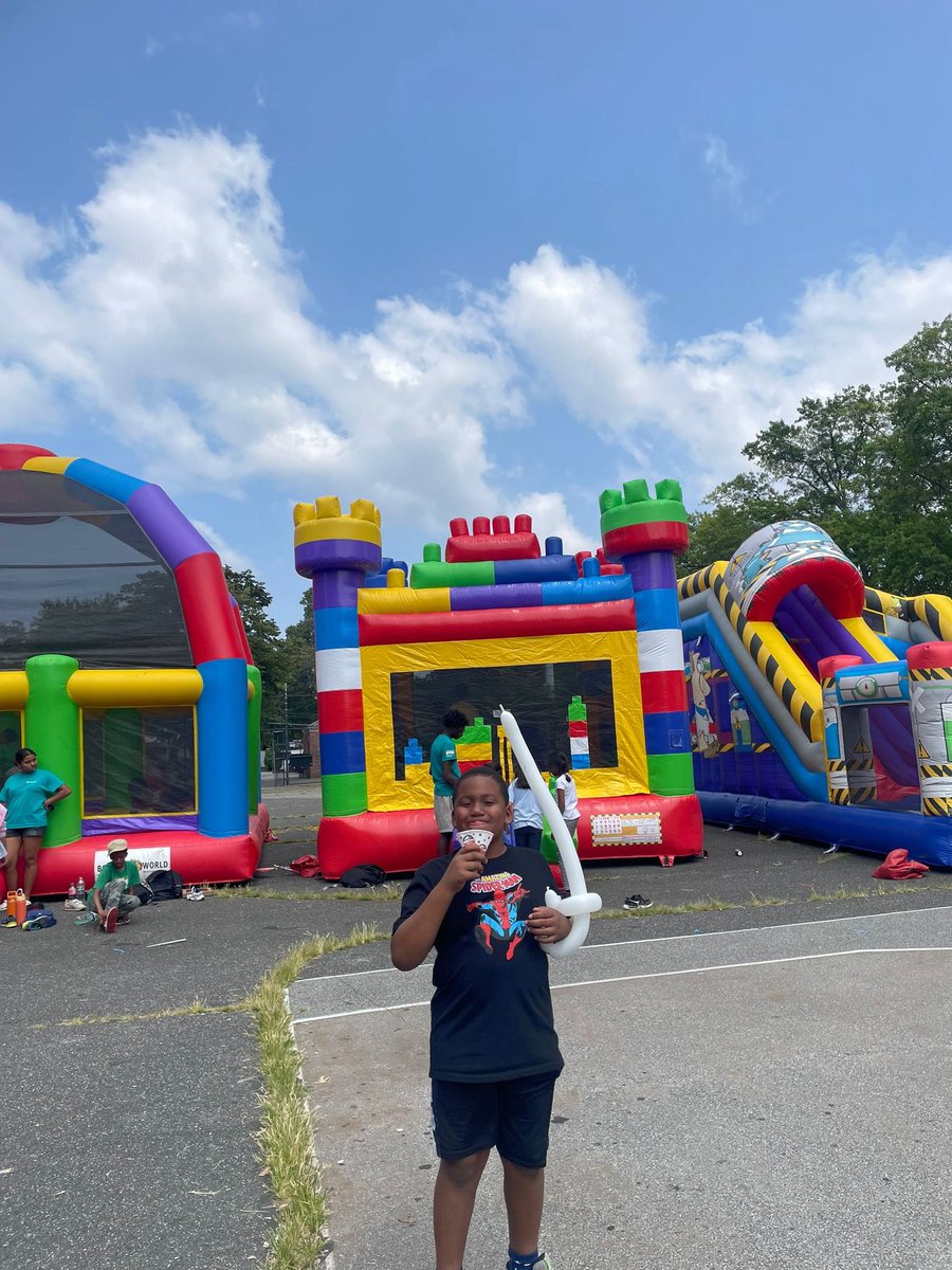 D26Team's tweet image. PS 115 ended Summer Rising in spectacular style! From the game truck &amp;amp; slime truck to carnival games &amp;amp; giant slides, students spent the day laughing, playing, &amp;amp; making memories to last all year. Huge thanks to our amazing staff, families, and students for making it all possible!
