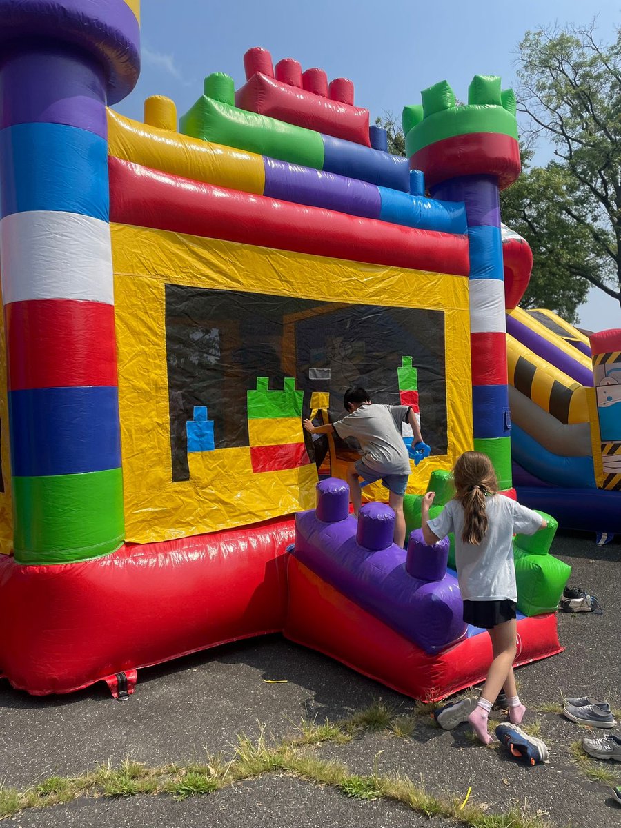 D26Team's tweet image. PS 115 ended Summer Rising in spectacular style! From the game truck &amp;amp; slime truck to carnival games &amp;amp; giant slides, students spent the day laughing, playing, &amp;amp; making memories to last all year. Huge thanks to our amazing staff, families, and students for making it all possible!