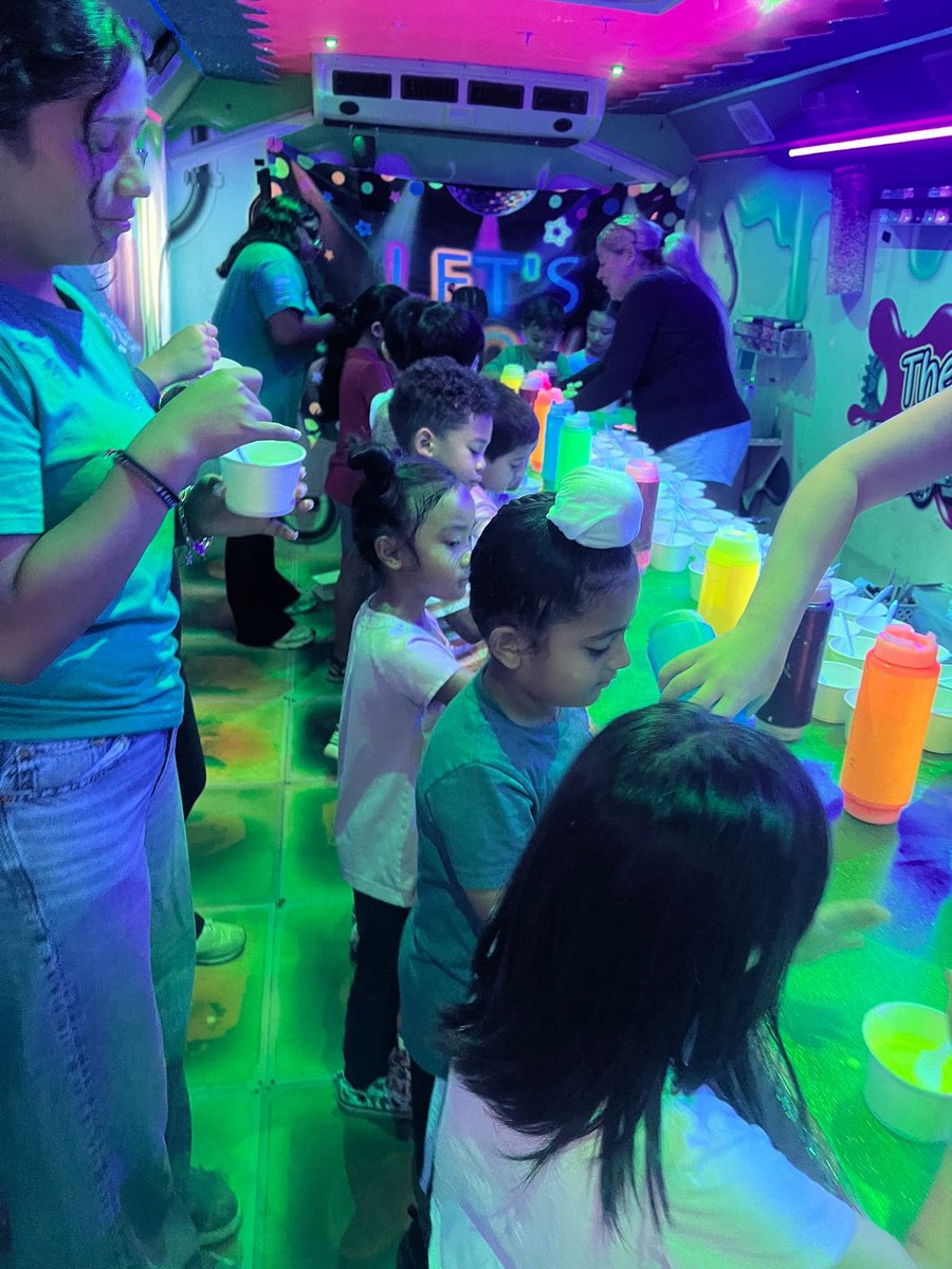 D26Team's tweet image. PS 115 ended Summer Rising in spectacular style! From the game truck &amp;amp; slime truck to carnival games &amp;amp; giant slides, students spent the day laughing, playing, &amp;amp; making memories to last all year. Huge thanks to our amazing staff, families, and students for making it all possible!