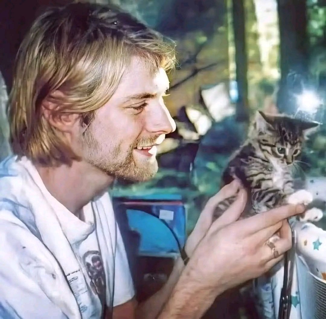 “Siempre he pensado que la persona que no quiere a los animales es incapaz de querer a una persona. A mi me gustan mucho más los gatos, tal vez porque muchas personas tienen un falso concepto de ellos”. 🐾💞

(Kurt Cobain)