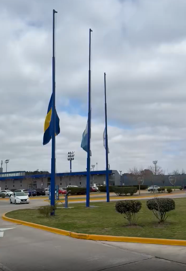 la12tuittera's tweet photo. 🔎#Boca despidió a Raúl #Maddoni y dispuso banderas a media asta en el Predio.⚫ https://t.co/QDkYTtv6di