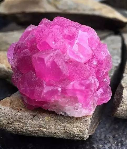 通常のブルースピネルは鉄が色因のところ、コバルトも加わった結果奇跡的に生まれた鮮烈な青のコバルトスピネル。化学的には｢コバルトイオンのd電子遷移が可視光領域で特定の波長を吸収し、その補色である青色を呈し…｣とあるが、同じコバルトが色因でショッキングピンクになっちゃうコバルトカルサ