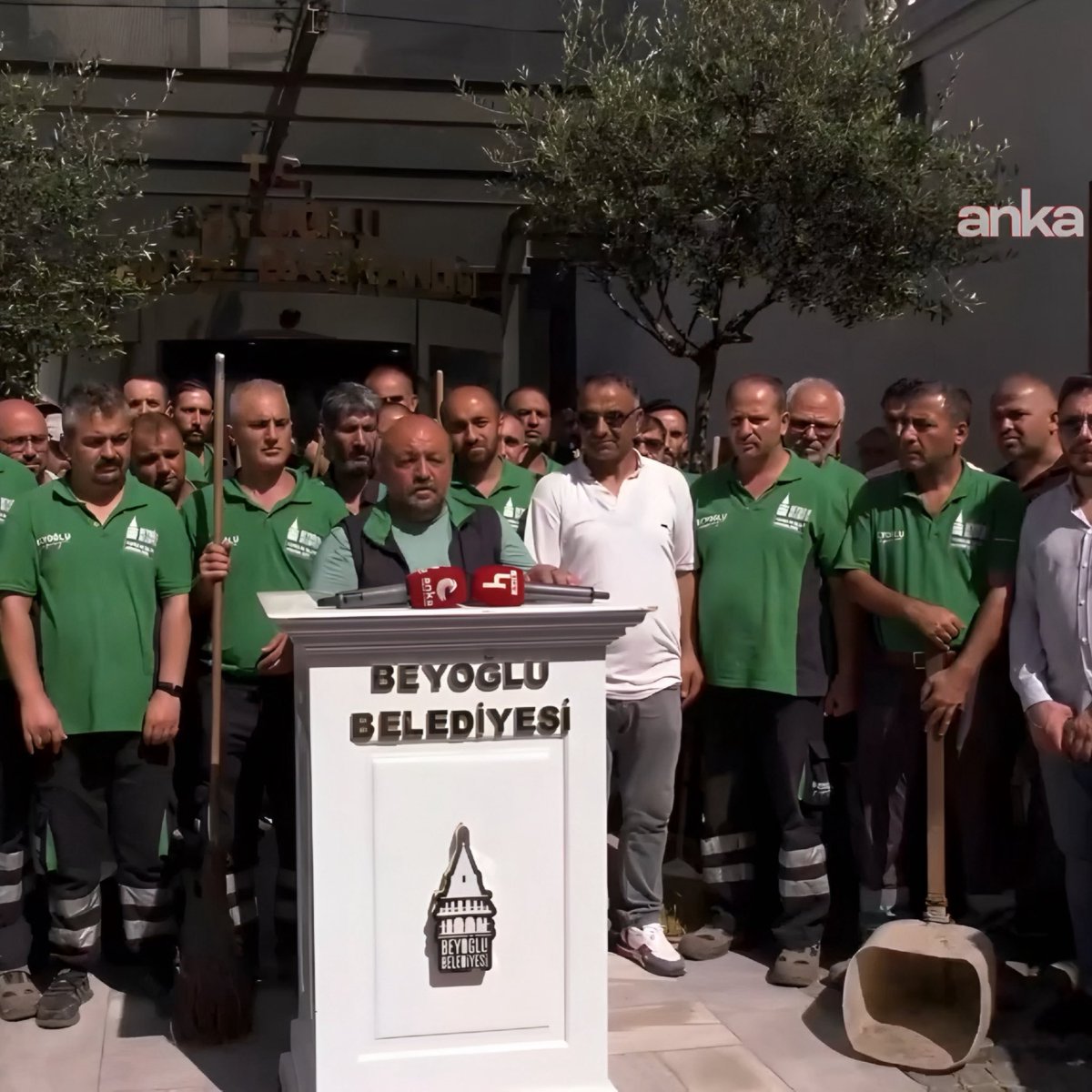 Beyoğlu Belediyesi’nin temizlik işçileri, gözaltına alınan Belediye Başkanı İnan Güney’e destek oldu:

“Onunla birlikte insan olduğumuzu hatırladık.”